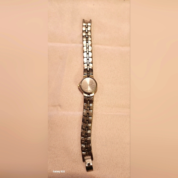 Vintage 1990s woman's Bulova watch - Picture 7 of 12
